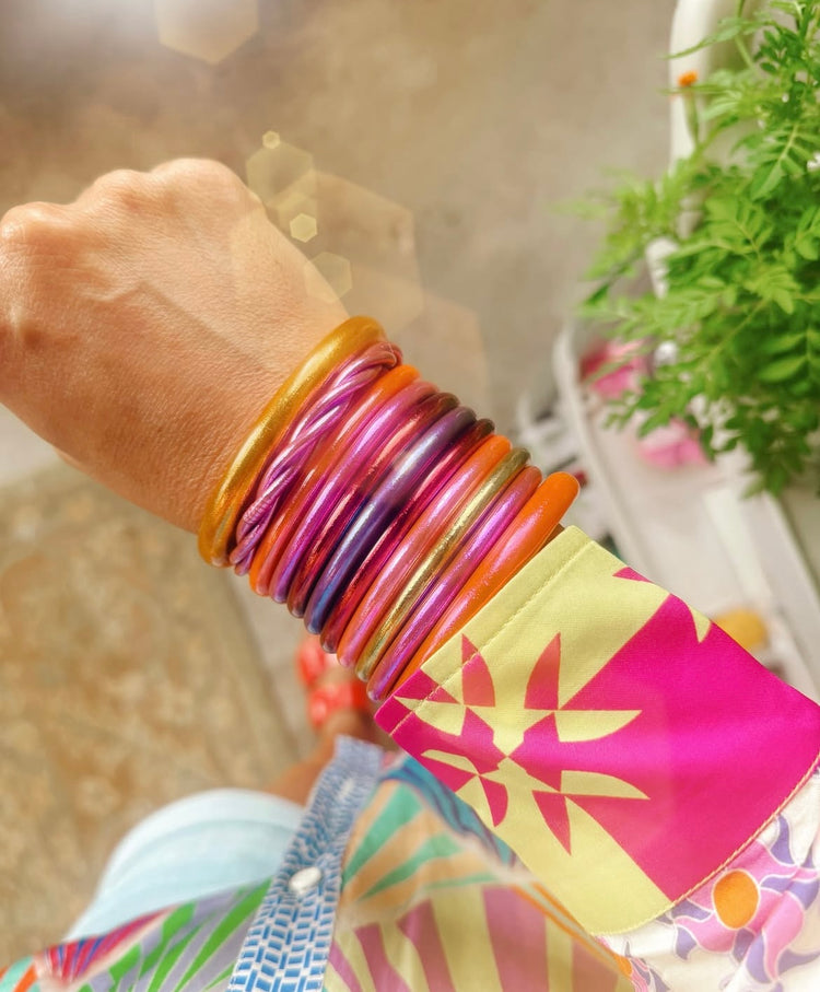 WomanShopsWorld