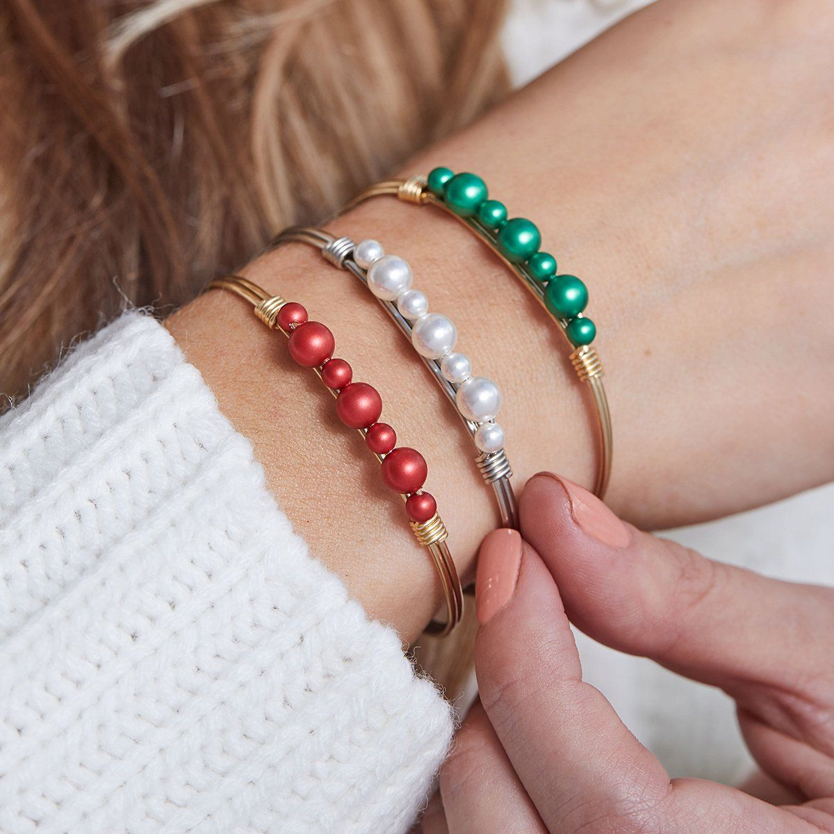 Graduated Crystal Pearl Bangle Bracelet (White)