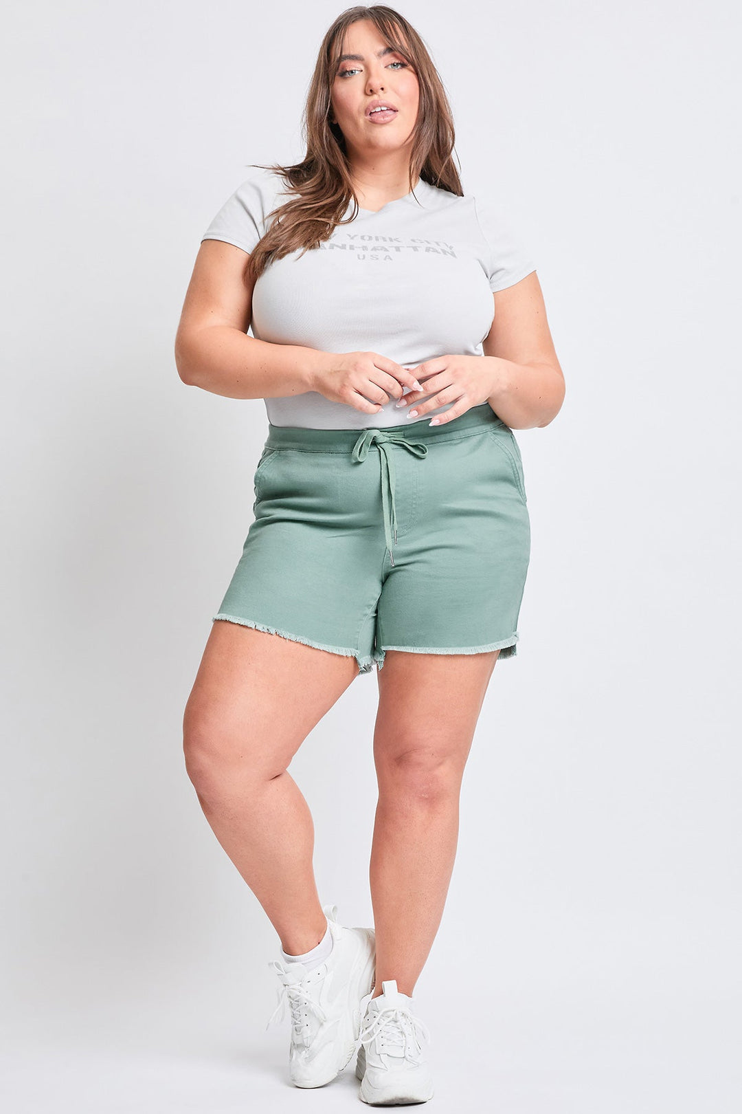 Women's Plus Frayed Hem Pull-on Shorts