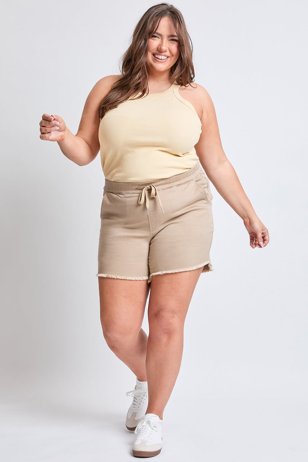 Women's Plus Frayed Hem Pull-on Shorts