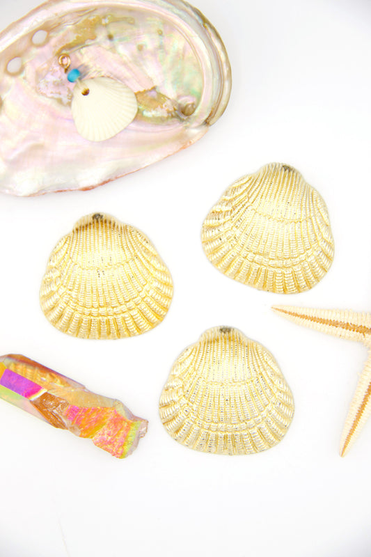 Golden Clam Shell, Vintage German Resin Pendant, 35mm, Focal Bead, 1 pc.