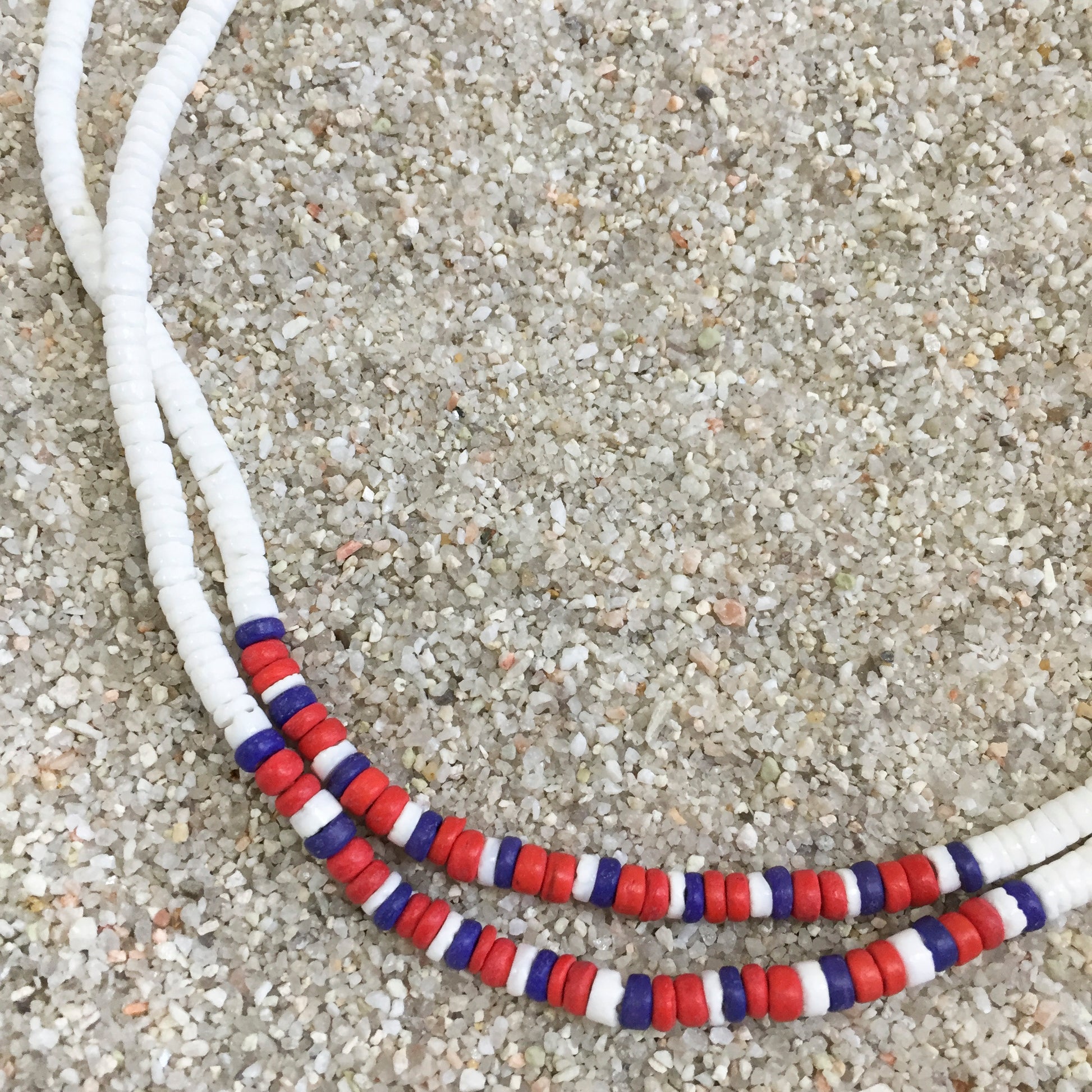 Clam Rose Shell & Coco Heishi Bead Necklace 18" (Navy/Rust)